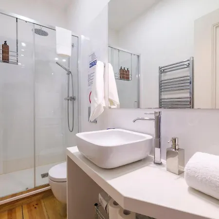 Alfama St George Castle District Fabulous 3 Bedrooms 2 Bathrooms Ac Balcony 1st Floor 19th Century Building Appartamento *