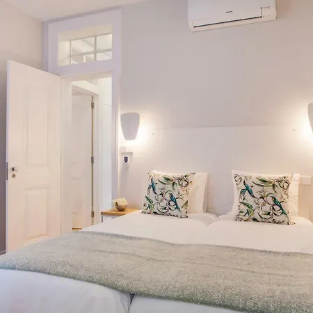 Alfama Castle View: Historic 3-bedroom With Balcony