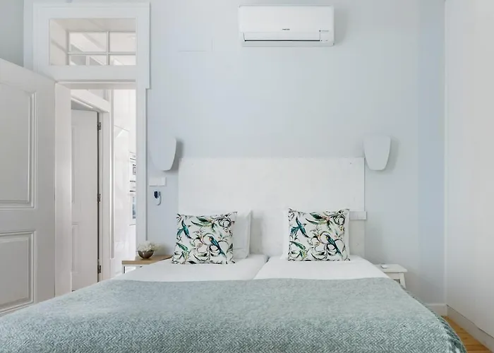 Alfama St George Castle District Fabulous 3 Bedrooms 2 Bathrooms Ac Balcony 1st Floor 19th Century Building