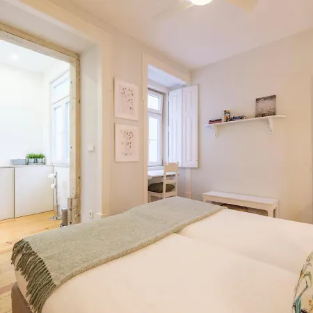 Alfama St George Castle District Fabulous 3 Bedrooms 2 Bathrooms Ac Balcony 1st Floor 19th Century Building Lisboa