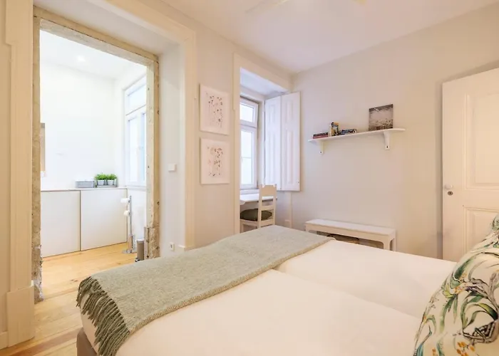 Alfama St George Castle District Fabulous 3 Bedrooms 2 Bathrooms Ac Balcony 1st Floor 19th Century Building Lisboa